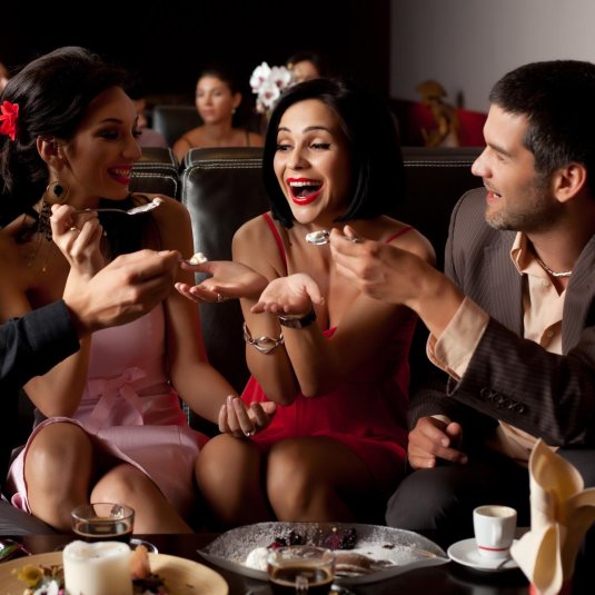 Вечеринка двух семейных пар