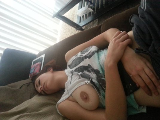 Спящие сиськи из майки