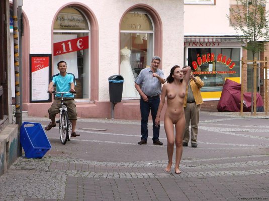 Голышом по улице на спор