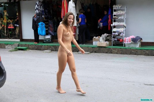 Голая гуляет по магазину