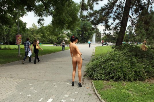 Голая женщина ходит по улице