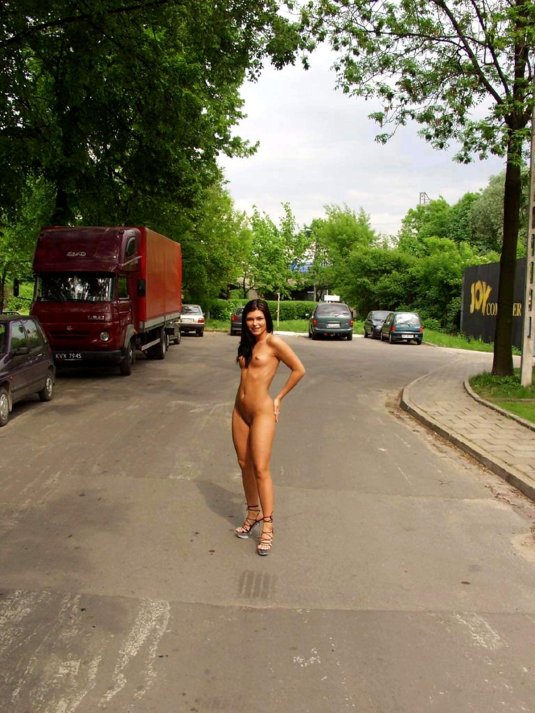Прошлась голая по улице