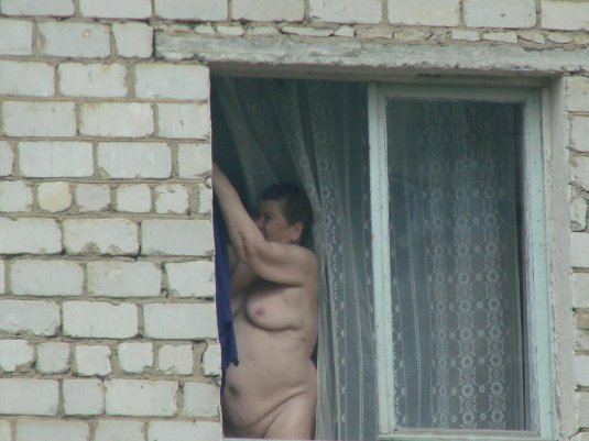 Голая в окне