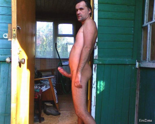 Голенький мужик на даче