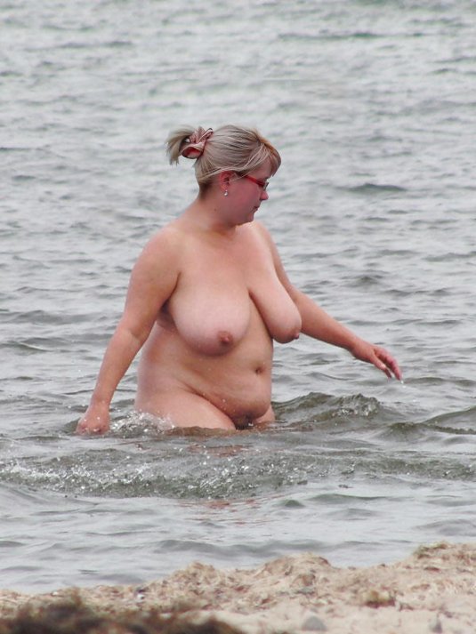 Женщины купаются