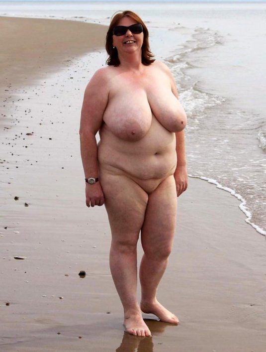 Толстая девушка на пляже