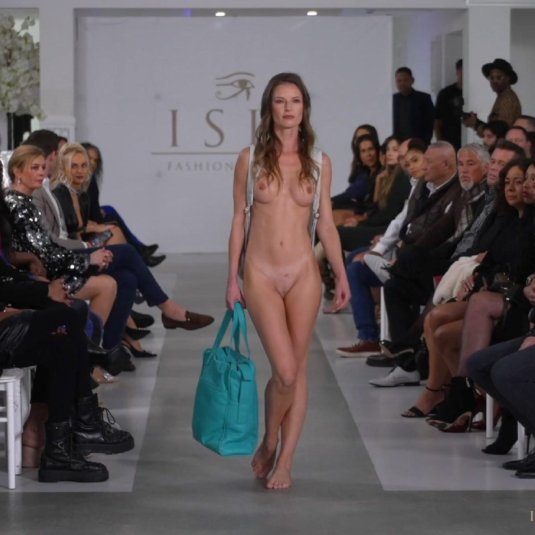 Голые показ мод