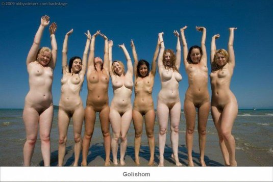 Много голых женщин