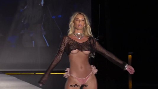 Голые женщины на подиуме