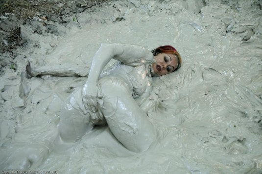 Женщины купаются в грязи