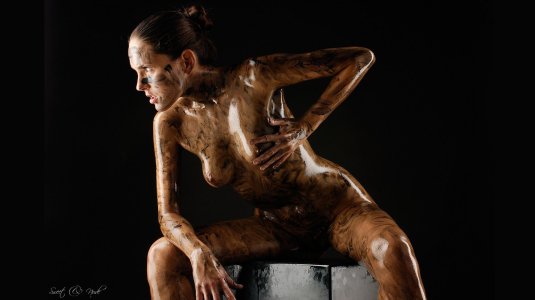 Голая грязная девушка