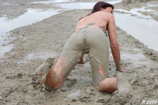 Женщины купаются в грязи