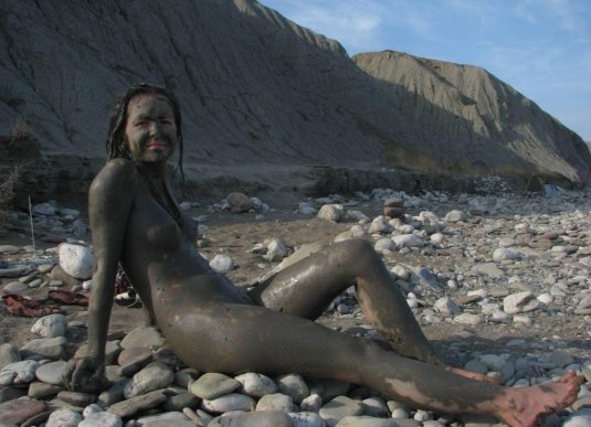 Девушка в грязи