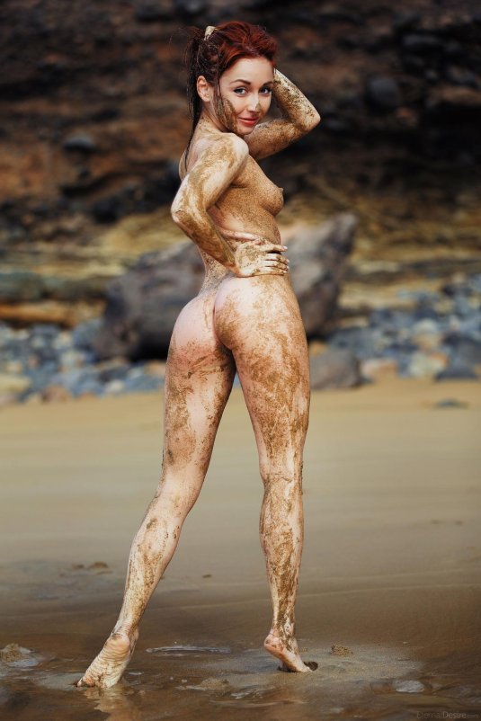 Голая девушка в грязи