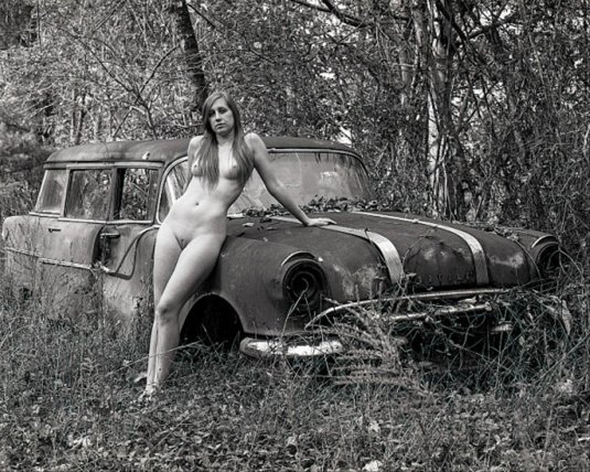 Девушки со старыми авто