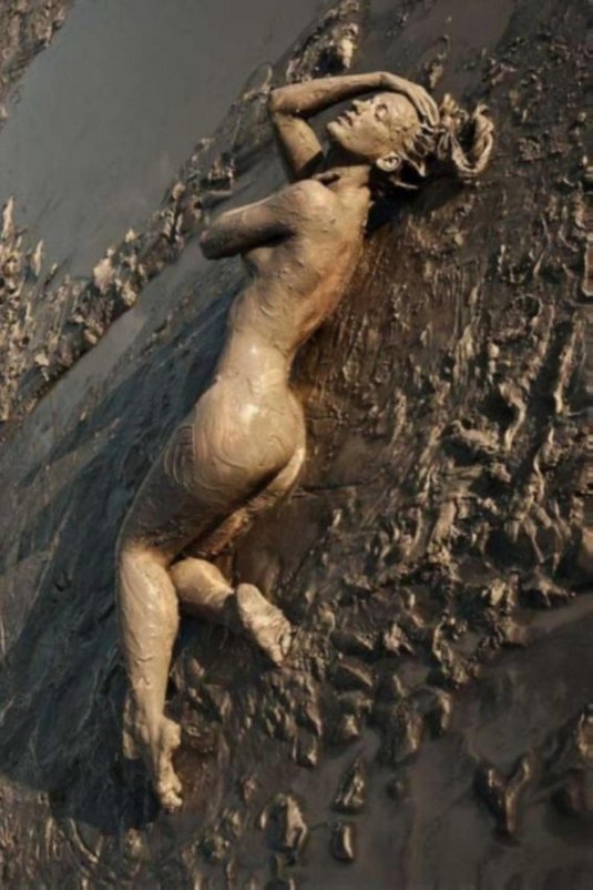 Девушка в грязи