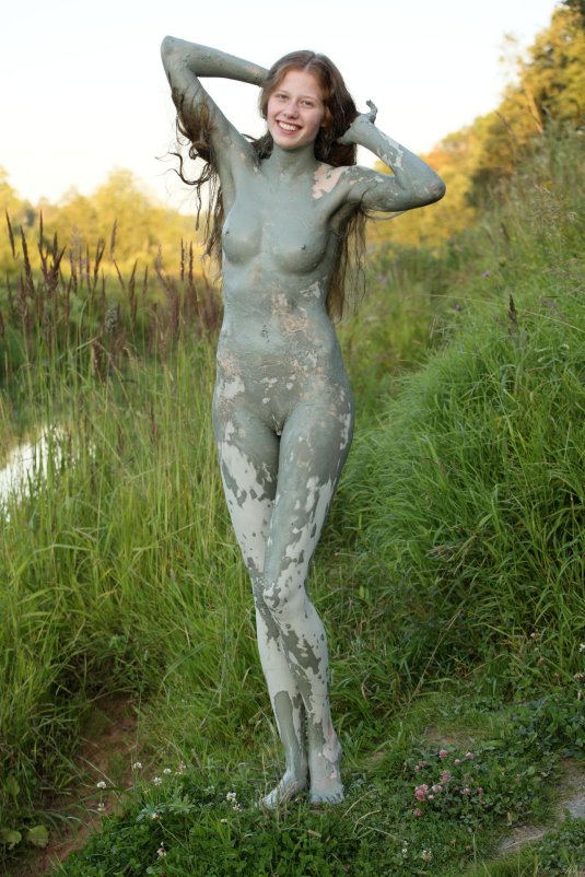 Девушка в грязи голая