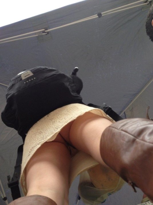 Подглядывание под юбками