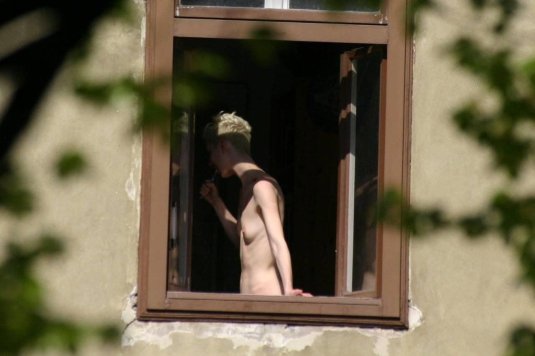 Подглядывание в окна голые