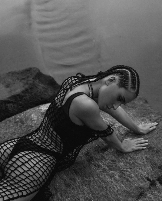 Певица голая