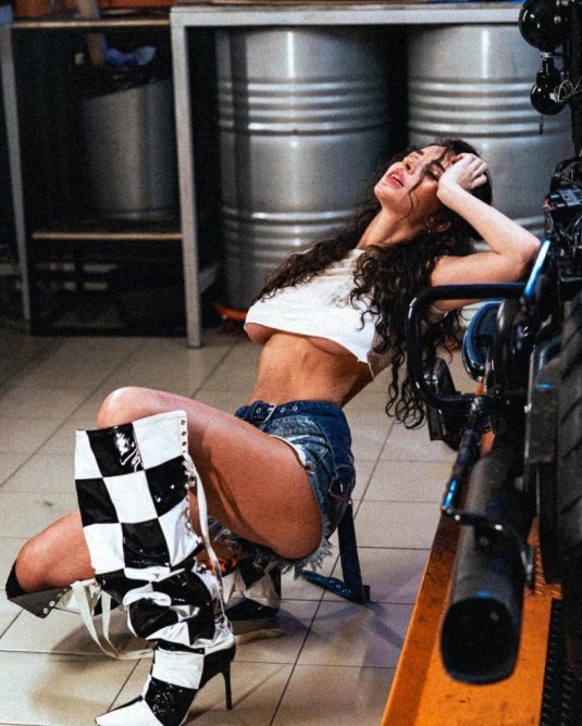 Девушка автомеханик