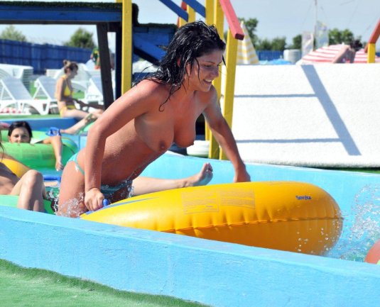 Девушка в аквапарке