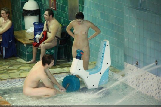 Семейный нудизм в аквапарке