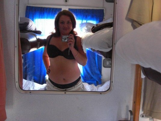 Женщина раздевается в поезде