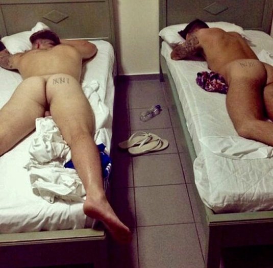Голые парни спят поезд