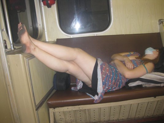 Женщина спит в электричке