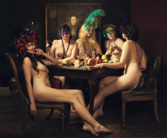 Театральные постановки в стиле ню