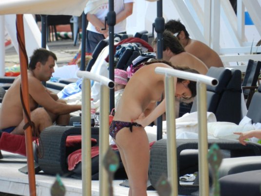 Ванда нара решила загорать топлесс