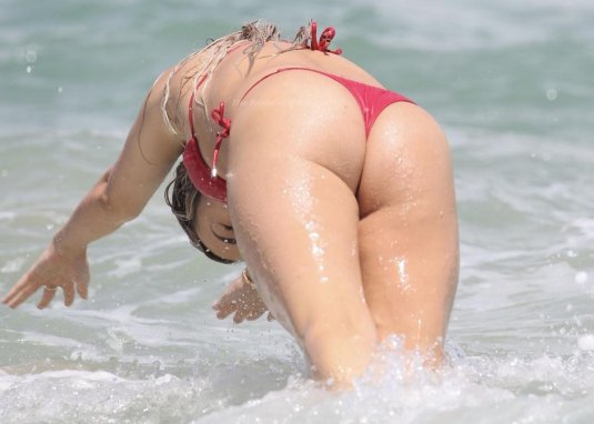 Случайно засветила анус на пляже