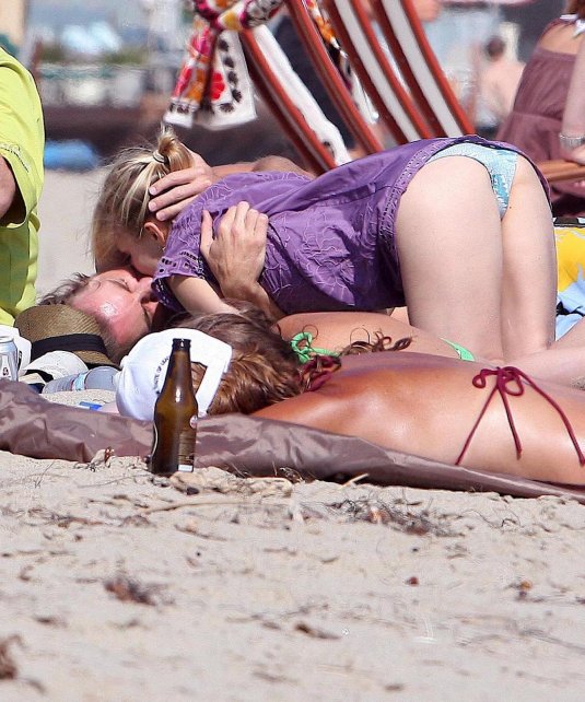 Кристен белл на пляже