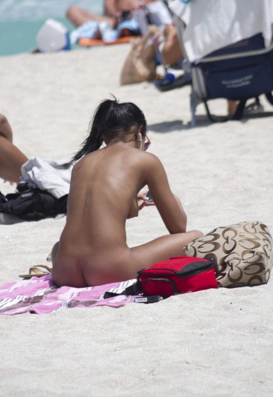 Красивые девушки на пляже подсмотренное