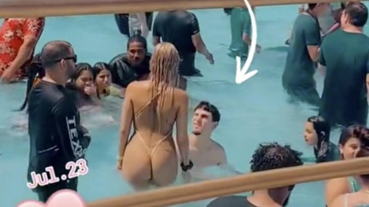 Девушки топлесс в аквапарке