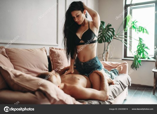 Женщина сидит на мужчине