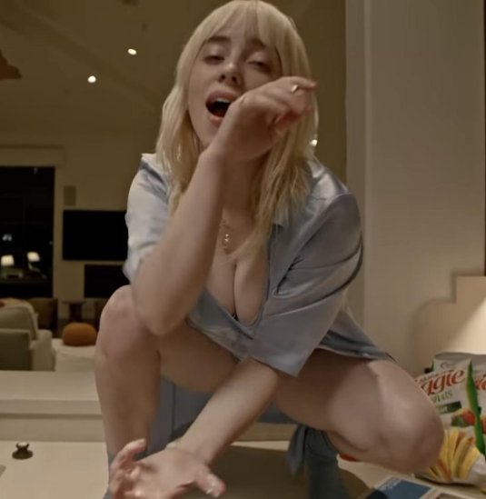 Голая билли айлиш без лифчика