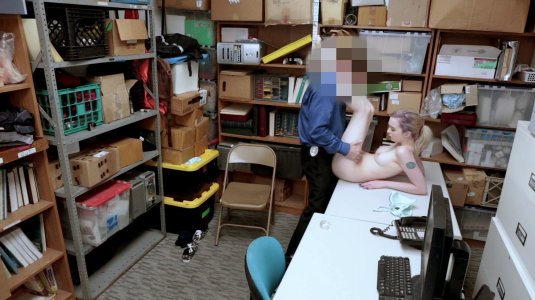 Shoplyfter девушку с кражей в магазине xxx