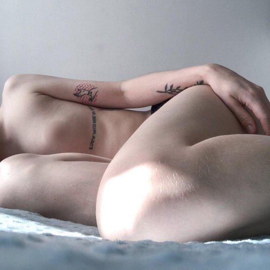 Девушка с татуировками