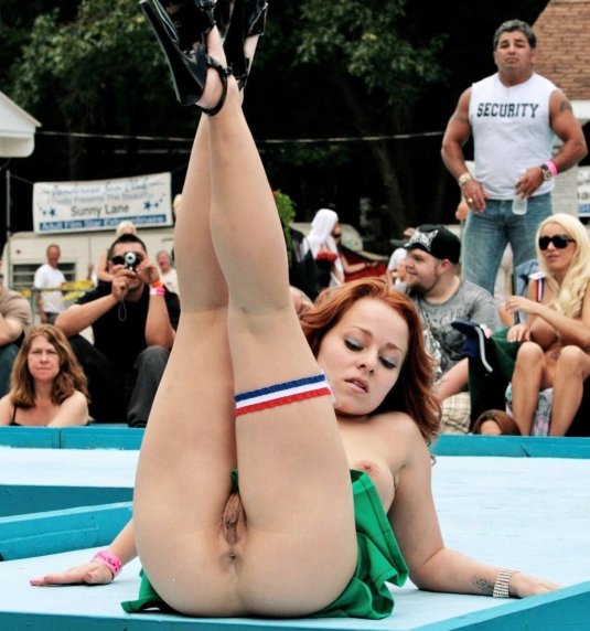 Голые вагины на фестивале