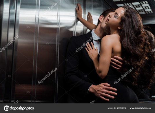 Фотосессия пары в лифте