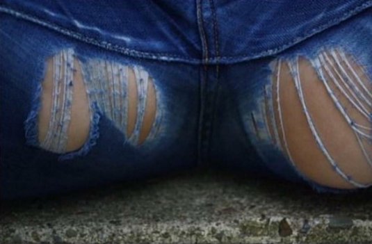 Драные джинсы на попе