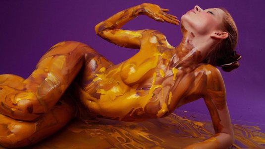 Голые девушки обмазанные маслом