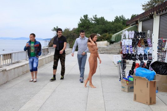 Прогулка по набережной голышом