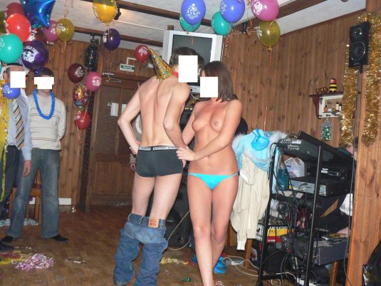 Разделась на корпоративе