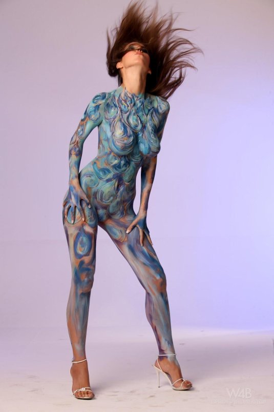 Бодиарт девушки без одежды