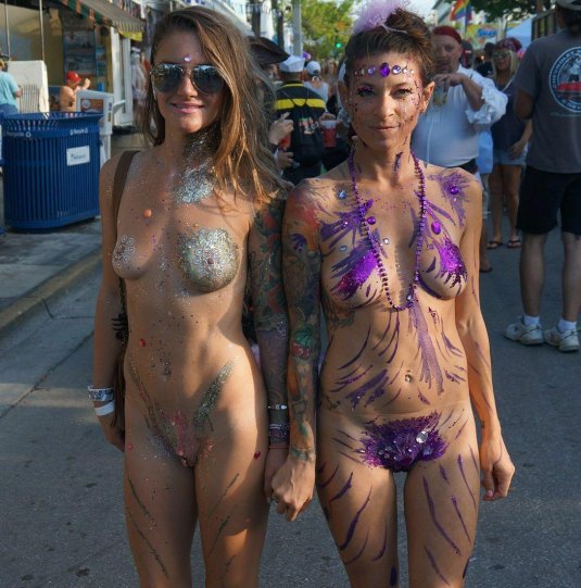 Голые бодиарт