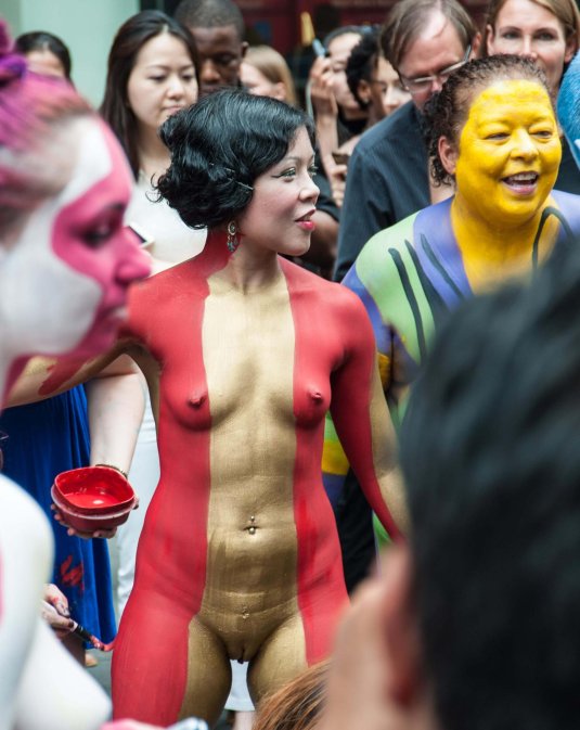 Боди арт фестиваль голые