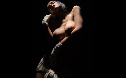 Голые девушки на темном фоне